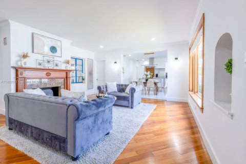 Casa en alquiler en Miami, Florida, 4 dormitorios, 280.01 m2 № 1975990 - foto 15