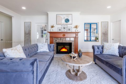 Casa en alquiler en Miami, Florida, 4 dormitorios, 280.01 m2 № 1975990 - foto 4