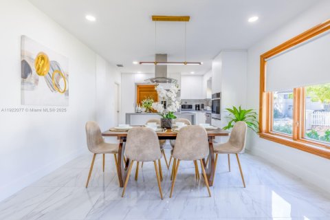 Casa en alquiler en Miami, Florida, 4 dormitorios, 280.01 m2 № 1975990 - foto 2