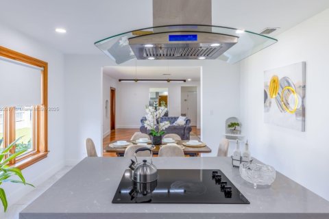 Casa en alquiler en Miami, Florida, 4 dormitorios, 280.01 m2 № 1975990 - foto 17