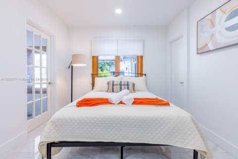 Casa en alquiler en Miami, Florida, 4 dormitorios, 280.01 m2 № 1975990 - foto 7