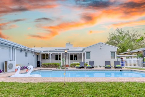 Casa en alquiler en Miami, Florida, 4 dormitorios, 280.01 m2 № 1975990 - foto 12