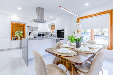 Casa en alquiler en Miami, Florida, 4 dormitorios, 280.01 m2 № 1975990 - foto 25