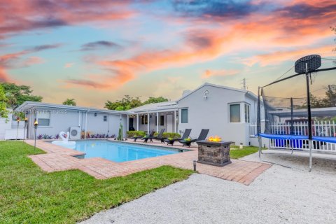 Casa en Miami, Florida 4 dormitorios, 280.01 m2 № 1975990