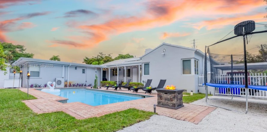 Casa en Miami, Florida 4 dormitorios, 280.01 m2 № 1975990