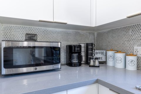 Casa en alquiler en Miami, Florida, 4 dormitorios, 280.01 m2 № 1975990 - foto 24