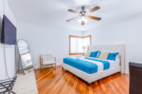 Casa en alquiler en Miami, Florida, 4 dormitorios, 280.01 m2 № 1975990 - foto 5