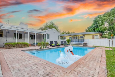Casa en alquiler en Miami, Florida, 4 dormitorios, 280.01 m2 № 1975990 - foto 11
