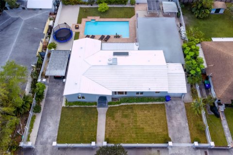 Casa en alquiler en Miami, Florida, 4 dormitorios, 280.01 m2 № 1975990 - foto 22