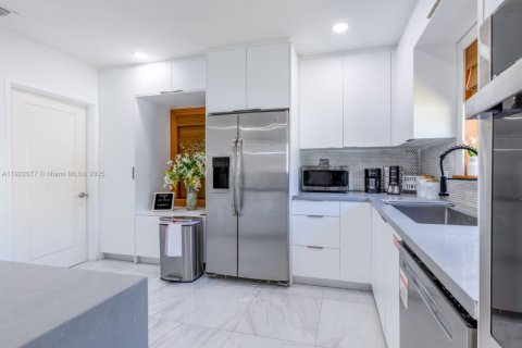 Casa en alquiler en Miami, Florida, 4 dormitorios, 280.01 m2 № 1975990 - foto 20