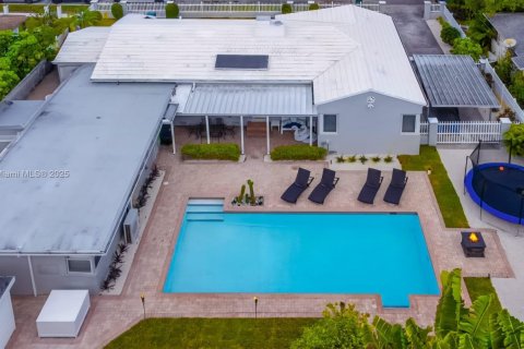Casa en alquiler en Miami, Florida, 4 dormitorios, 280.01 m2 № 1975990 - foto 23