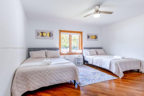 Casa en alquiler en Miami, Florida, 4 dormitorios, 280.01 m2 № 1975990 - foto 6