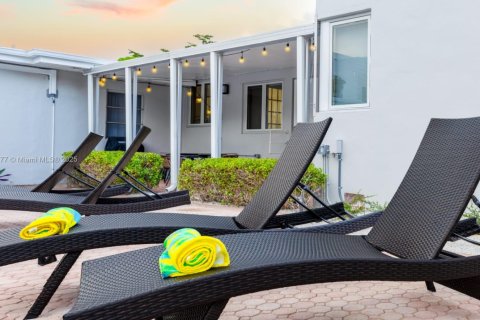 Casa en alquiler en Miami, Florida, 4 dormitorios, 280.01 m2 № 1975990 - foto 13
