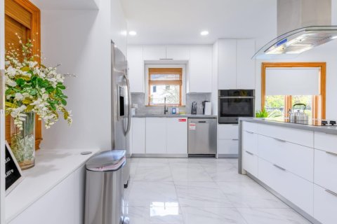 Casa en alquiler en Miami, Florida, 4 dormitorios, 280.01 m2 № 1975990 - foto 18