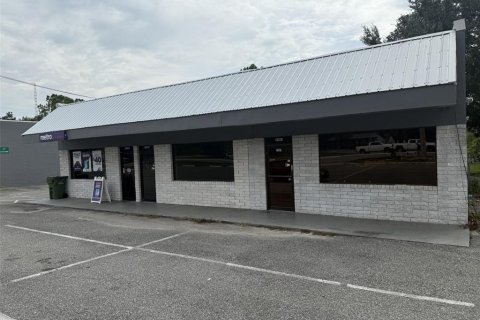 Propiedad comercial en alquiler en Leesburg, Florida, 1129.69 m2 № 1906068 - foto 1