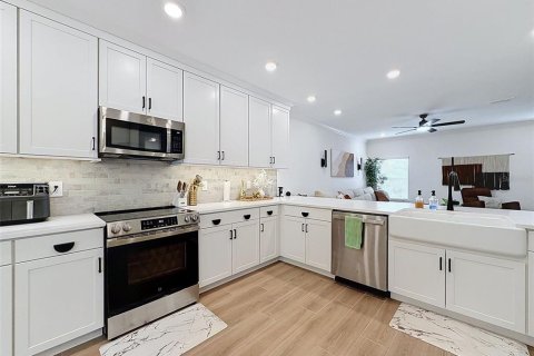 Touwnhouse à louer à Tampa, Floride: 3 chambres, 203.64 m2 № 2383919 - photo 17