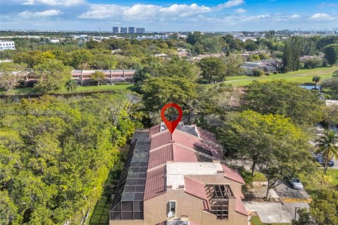 Townhouse in Doral, Florida 2 bedrooms, 132.2 sq.m. № 2003175 - photo 27