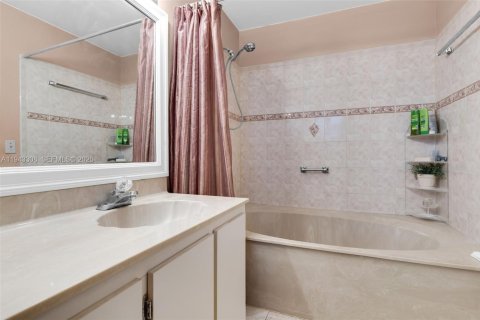 Townhouse in Doral, Florida 2 bedrooms, 132.2 sq.m. № 2003175 - photo 22