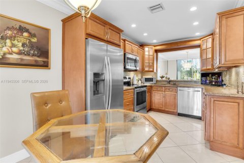 Townhouse in Doral, Florida 2 bedrooms, 132.2 sq.m. № 2003175 - photo 11