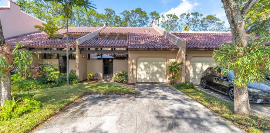 Townhouse in Doral, Florida 2 bedrooms, 132.2 sq.m. № 2003175