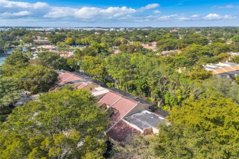 Townhouse in Doral, Florida 2 bedrooms, 132.2 sq.m. № 2003175 - photo 28