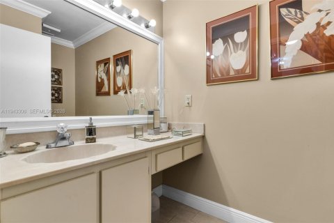 Townhouse in Doral, Florida 2 bedrooms, 132.2 sq.m. № 2003175 - photo 23