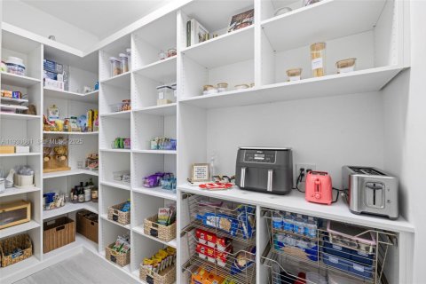 House in Davie, Florida 6 bedrooms, 449.28 sq.m. № 1991527 - photo 19