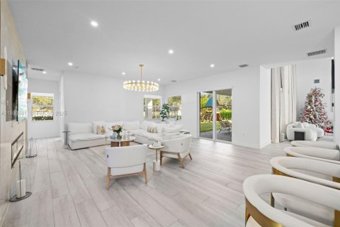 House in Davie, Florida 6 bedrooms, 449.28 sq.m. № 1991527 - photo 15