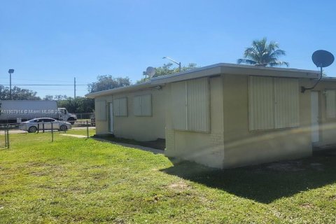 Immobilier commercial à vendre à Miami, Floride: 111.39 m2 № 1967713 - photo 1