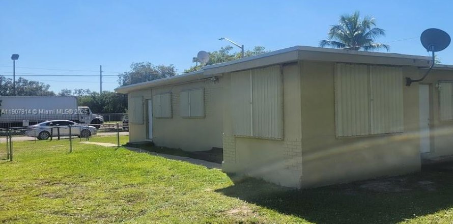 Immobilier commercial à Miami, Floride 111.39 m2 № 1967713