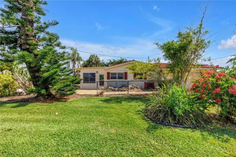 House in Madeira Beach, Florida 3 bedrooms, 140.75 sq.m. № 1826662 - photo 8