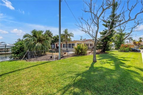 House in Madeira Beach, Florida 3 bedrooms, 140.75 sq.m. № 1826662 - photo 9