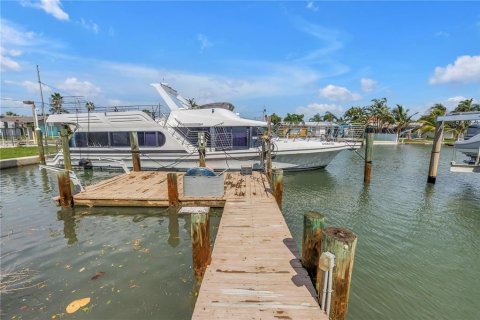 House in Madeira Beach, Florida 3 bedrooms, 140.75 sq.m. № 1826662 - photo 25