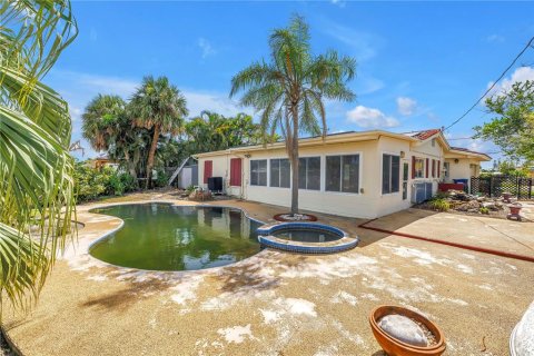 House in Madeira Beach, Florida 3 bedrooms, 140.75 sq.m. № 1826662 - photo 16