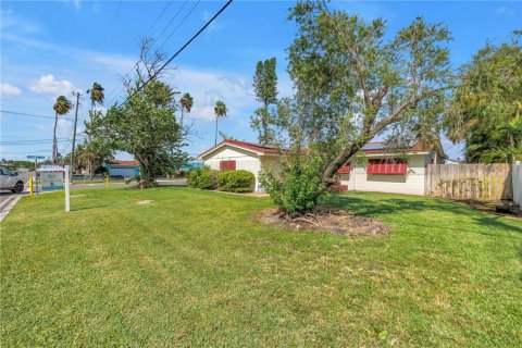 House in Madeira Beach, Florida 3 bedrooms, 140.75 sq.m. № 1826662 - photo 2