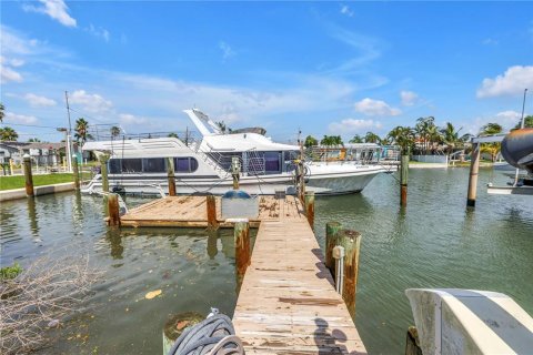 House in Madeira Beach, Florida 3 bedrooms, 140.75 sq.m. № 1826662 - photo 24