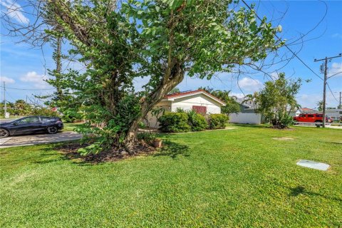 House in Madeira Beach, Florida 3 bedrooms, 140.75 sq.m. № 1826662 - photo 6