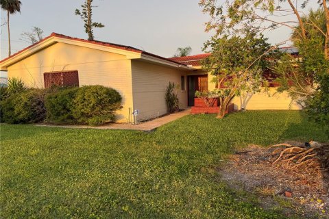 House in Madeira Beach, Florida 3 bedrooms, 140.75 sq.m. № 1826662 - photo 1