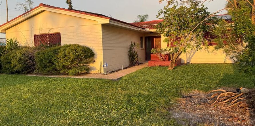 House in Madeira Beach, Florida 3 bedrooms, 140.75 sq.m. № 1826662