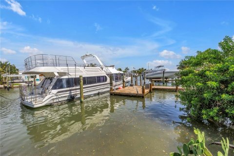 House in Madeira Beach, Florida 3 bedrooms, 140.75 sq.m. № 1826662 - photo 10