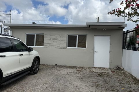 Immobilier commercial à louer à Opa-locka, Floride: 37.16 m2 № 2147397 - photo 2