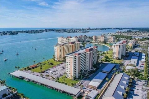 Condominio en Saint Petersburg, Florida, 2 dormitorios  № 2156551