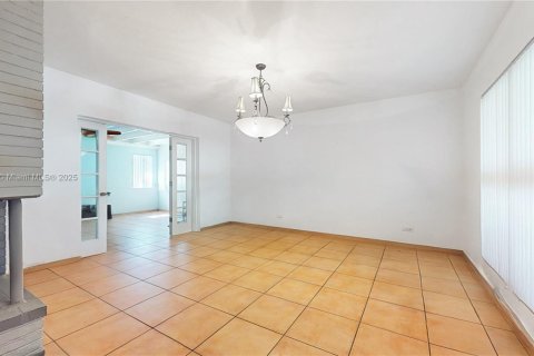 Casa en venta en Miami, Florida, 4 dormitorios, 197.32 m2 № 1972098 - foto 5