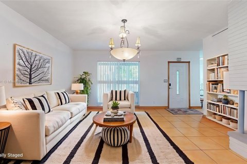 Casa en venta en Miami, Florida, 4 dormitorios, 197.32 m2 № 1972098 - foto 4