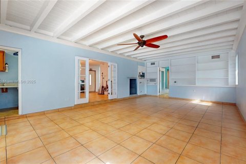 Casa en venta en Miami, Florida, 4 dormitorios, 197.32 m2 № 1972098 - foto 13