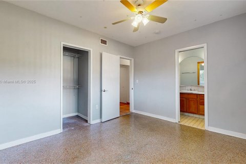 Casa en venta en Miami, Florida, 4 dormitorios, 197.32 m2 № 1972098 - foto 17