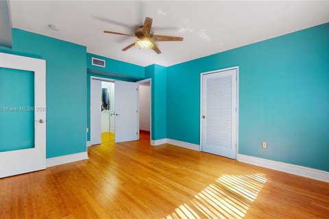 Casa en venta en Miami, Florida, 4 dormitorios, 197.32 m2 № 1972098 - foto 20