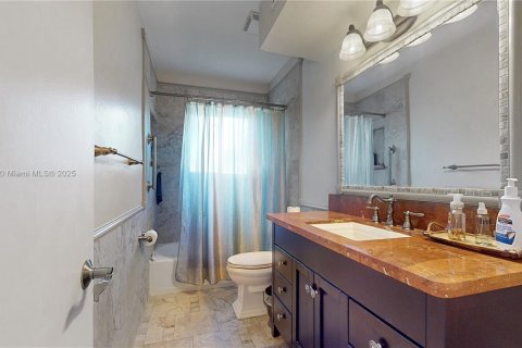 Casa en venta en Miami, Florida, 4 dormitorios, 197.32 m2 № 1972098 - foto 23