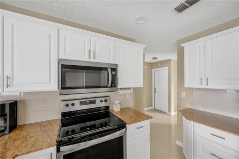 House in Spring Hill, Florida 2 bedrooms, 117.61 sq.m. № 2117111 - photo 10