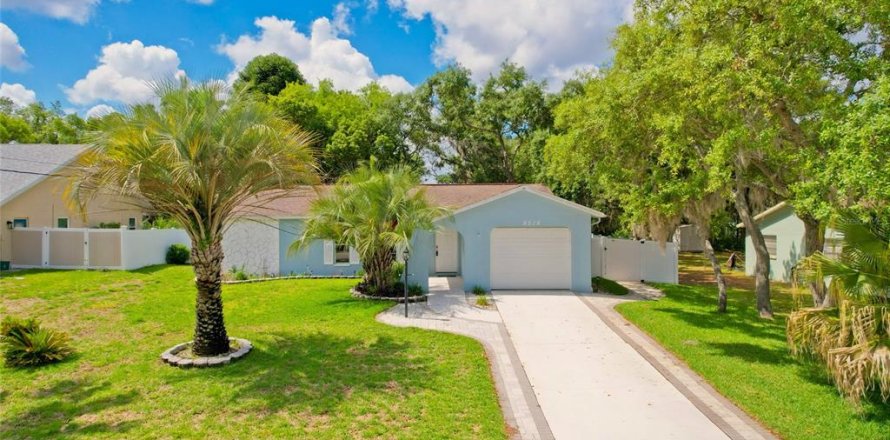 House in Spring Hill, Florida 2 bedrooms, 117.61 sq.m. № 2117111